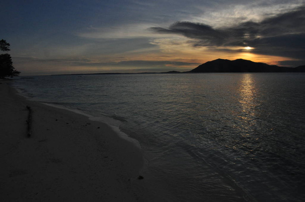 tropische Insel mit schönem Strand in Indonesien. karimunjawa. - Foto, Bild