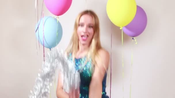 woman dancing with shiny brace string - Metraje, vídeo