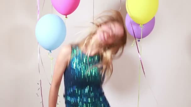 woman dancing in party photo booth - Materiał filmowy, wideo