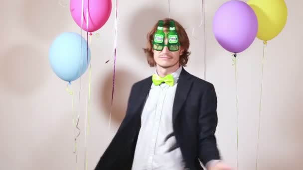  ember-táncoló sör-napszemüveg - Felvétel, videó
