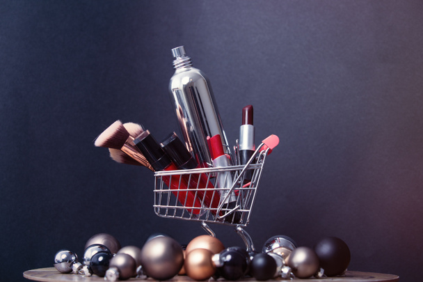 Boules de Noël et rouges à lèvres de maquillage
  - Photo, image
