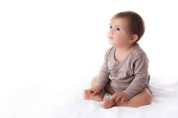 Adorable portrait de bébé fille sur fond blanc
 - Photo, image