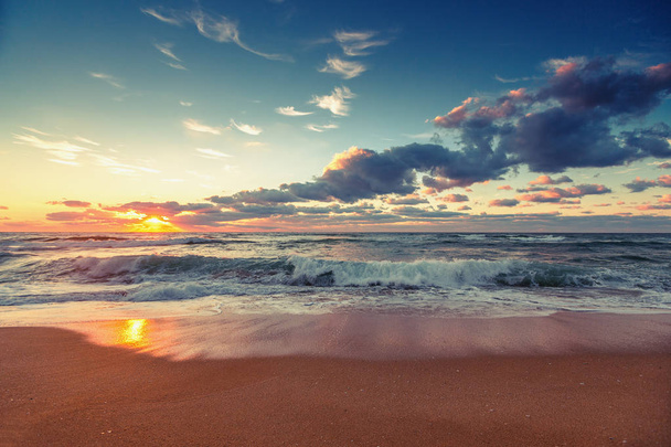 Hermoso paisaje nublado sobre el mar, estilo vintage
 - Foto, imagen