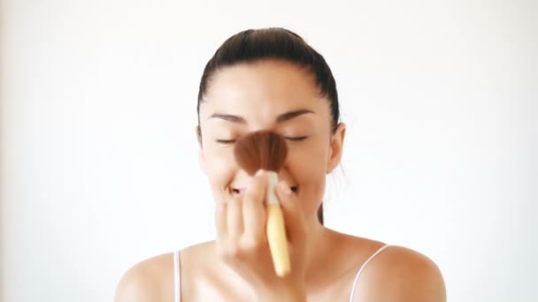 Mujer aplicando polvo
 - Metraje, vídeo