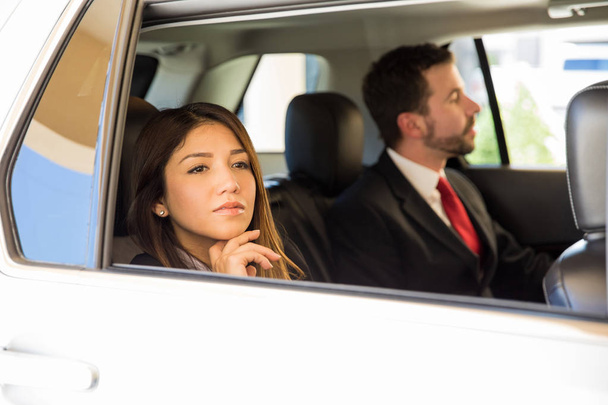 businesswoman sitting in the backseat - Foto, afbeelding