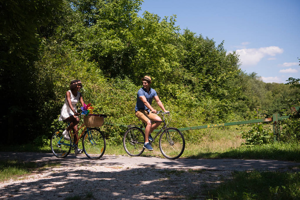 junges Paar bei fröhlicher Radtour in der Natur - Foto, Bild