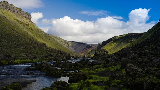 Paisagem com canyon Eldgja e primavera, sul da Islândia
 - Foto, Imagem