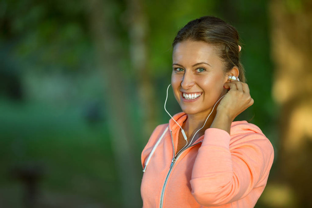 Woman during fitness listening music - Foto, afbeelding