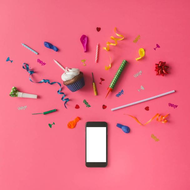 Smartphone with colorful party items - Valokuva, kuva