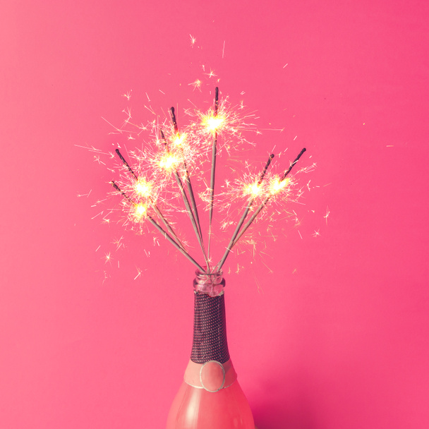 Bouteille de champagne avec étincelles
 - Photo, image