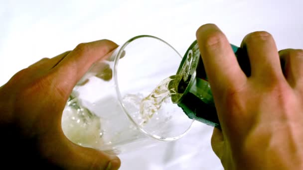 cerveza de cámara lenta se vierte en vidrio
 - Metraje, vídeo