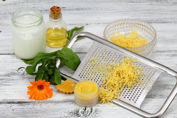 Kotitekoinen huulirasva, joka on valmistettu oliivi- ja kookosöljystä mehiläisvahalla
  - Valokuva, kuva