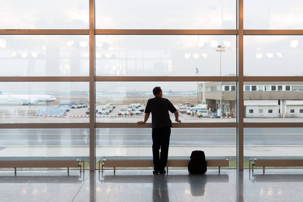 Man waiting at airport terminal - Foto, imagen