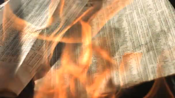 slow motion burning newspaper - Footage, Video