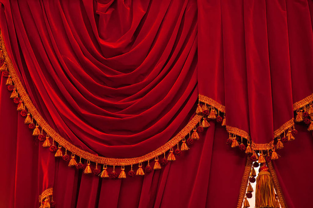Avoin punainen verhot glitter ooppera tai teatterin tausta
 - Valokuva, kuva