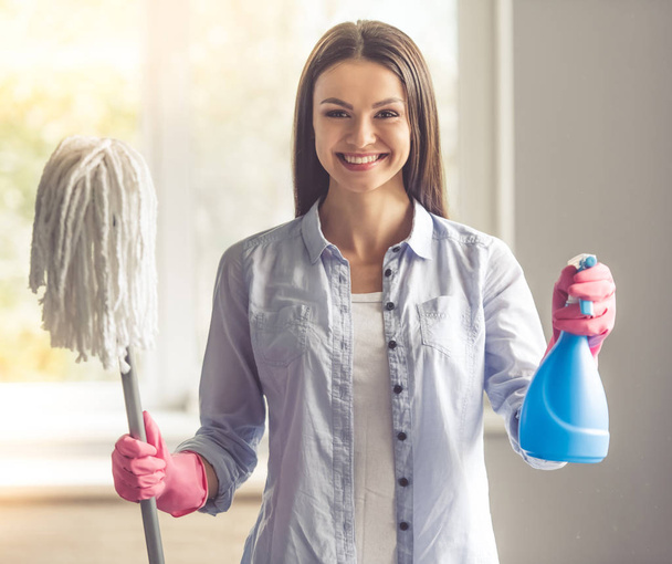 Vrouw haar huis reinigen - Foto, afbeelding