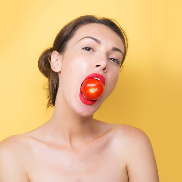 pretty girl with red tomato - Fotoğraf, Görsel