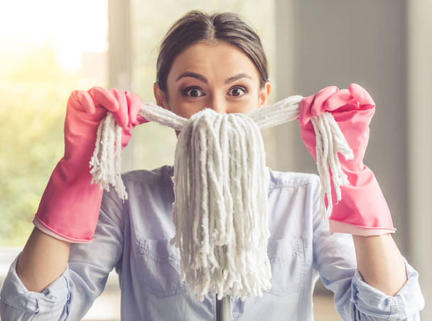 Mujer limpiando su casa
 - Foto, Imagen
