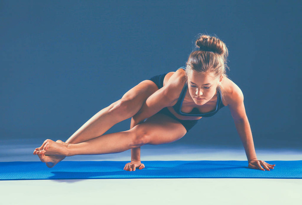 Retrato de chica deportiva haciendo ejercicio de estiramiento de yoga
 - Foto, imagen