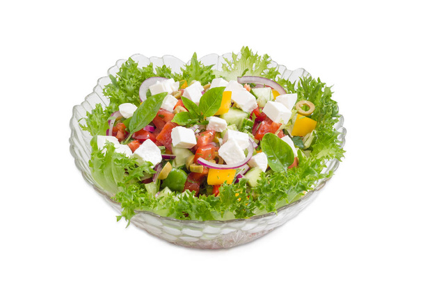 Kreikkalainen salaatti lasisalaattikulhossa kevyellä taustalla
 - Valokuva, kuva