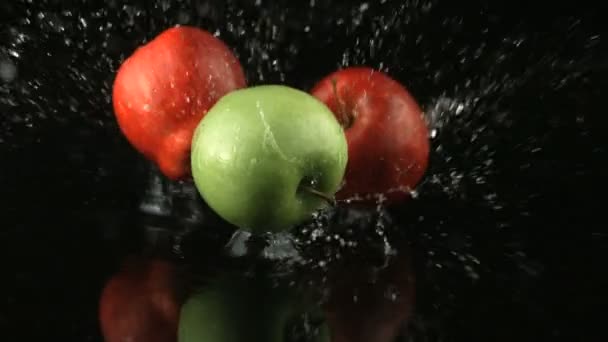 slow motion falling apples - Materiał filmowy, wideo
