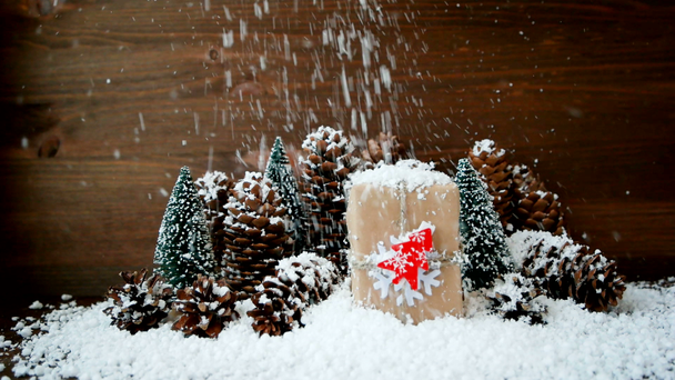 Χριστούγεννα και Πρωτοχρονιά φόντο με χιόνι, κουκουνάρια, παρουσιάζουν με κόκκινο έλατο. - Πλάνα, βίντεο