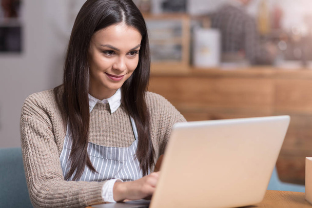 Skoncentrowany, młoda kobieta, za pomocą laptopa. - Zdjęcie, obraz
