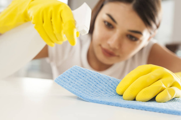 Młoda kobieta czyszczenia tabeli - Zdjęcie, obraz
