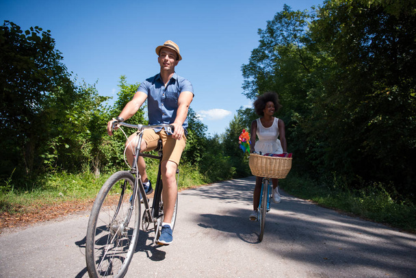 Молода пара має радісну їзду на велосипеді в природі
 - Фото, зображення