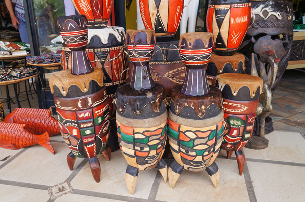 Bongos de madera en una tienda tradicional africana
 - Foto, imagen