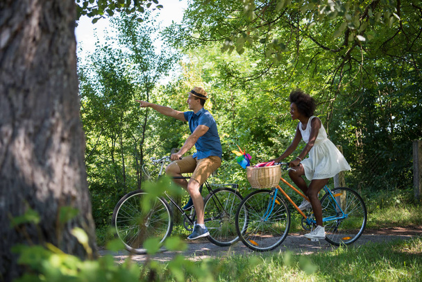 Fiatal pár birtoklás bike örömteli ride a természetben - Fotó, kép