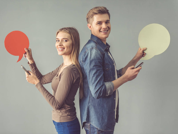 Young couple with speech bubble - Фото, изображение