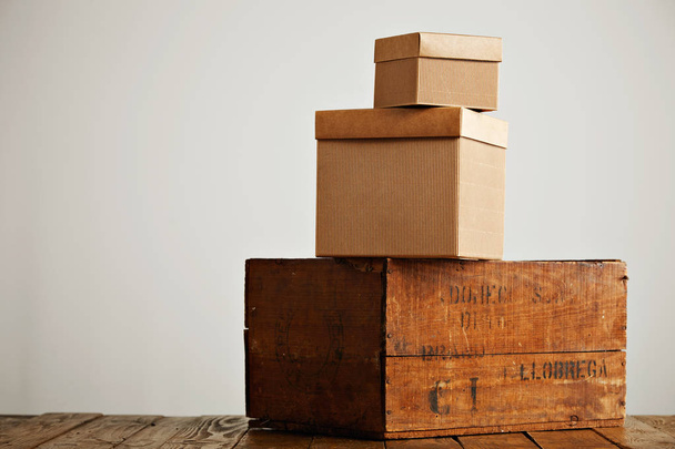 Blank corrugated cardboard boxes with vintage wooden box - Fotoğraf, Görsel