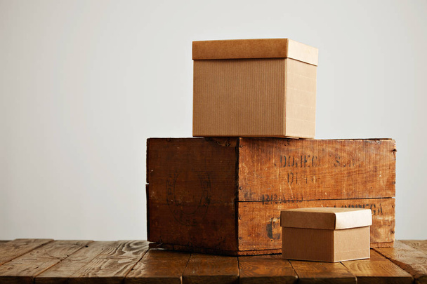 Blank corrugated cardboard boxes with vintage wooden box - Foto, immagini