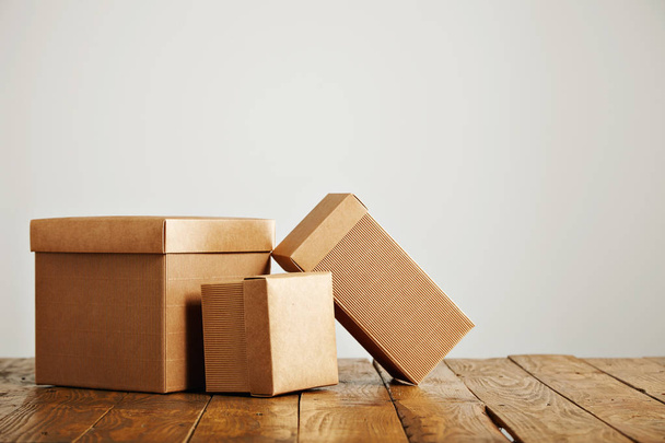 Mockups de cajas de cartón ondulado marrón en blanco
 - Foto, Imagen