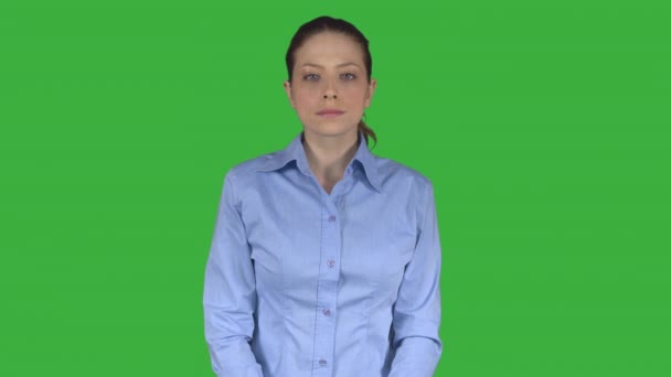 Ženské výkonný úsměvy s rukama na boky (zelená klíč) - Záběry, video