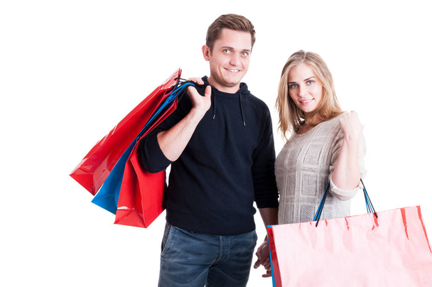 attraktives Paar hält Bündel Einkaufstüten in der Hand - Foto, Bild