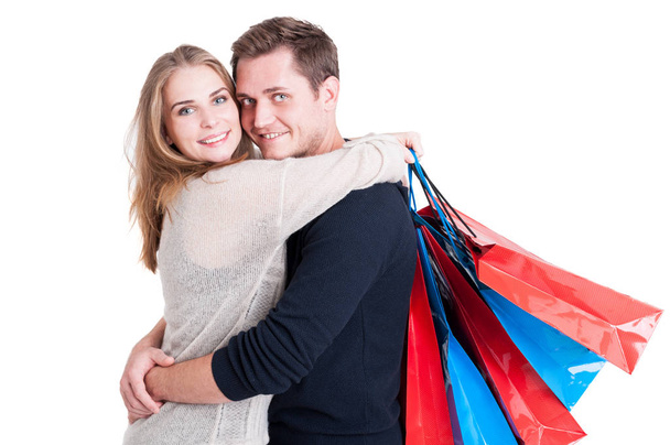 Ελκυστικό ζευγάρι αγκαλιάζει εκμετάλλευση μάτσο τσάντες για ψώνια - Φωτογραφία, εικόνα