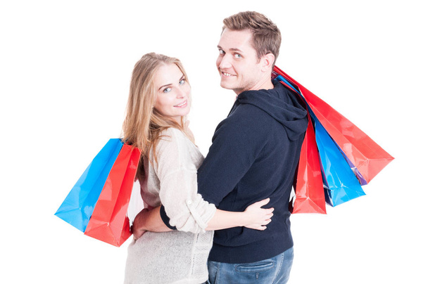 Couple attrayant embrassant tenant tas de sacs à provisions
 - Photo, image