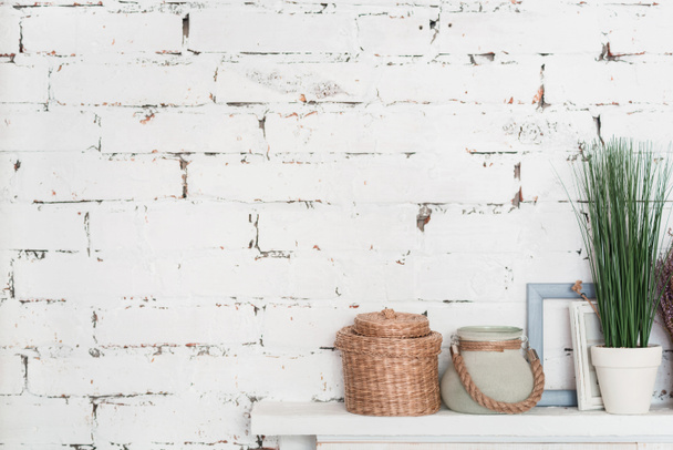 decorated shelf against brick wall - Foto, afbeelding