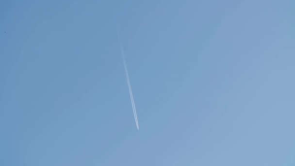 Avion laissant la trace haut dans un ciel bleu clair
 - Séquence, vidéo