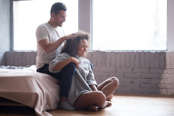 man combing the hair of his girlfriend - Фото, зображення