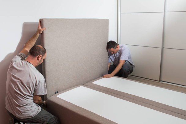 Muebles fabricante establece cama
 - Foto, imagen