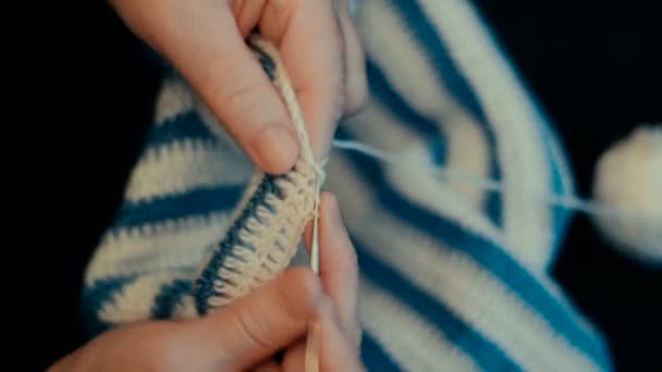 Oma strickt einen Pullover für ihre Enkelin. Nahaufnahme. - Filmmaterial, Video
