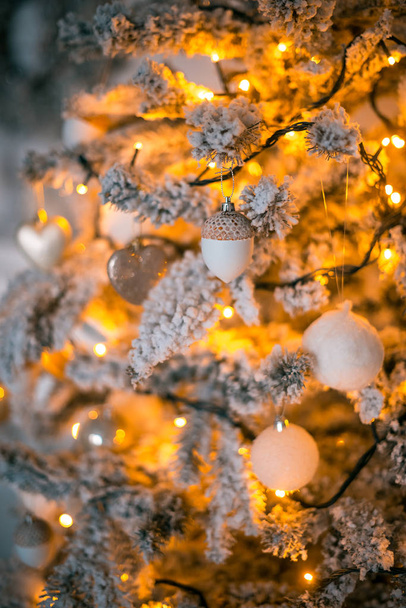 árvore de Natal decorada com bugigangas de Natal
 - Foto, Imagem