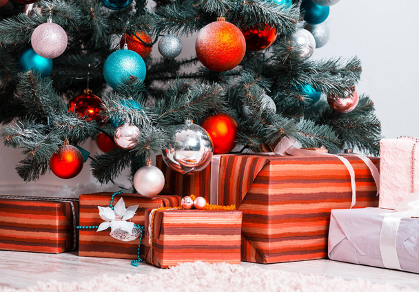 zdobené vánoční strom a zabalené dárky - Fotografie, Obrázek