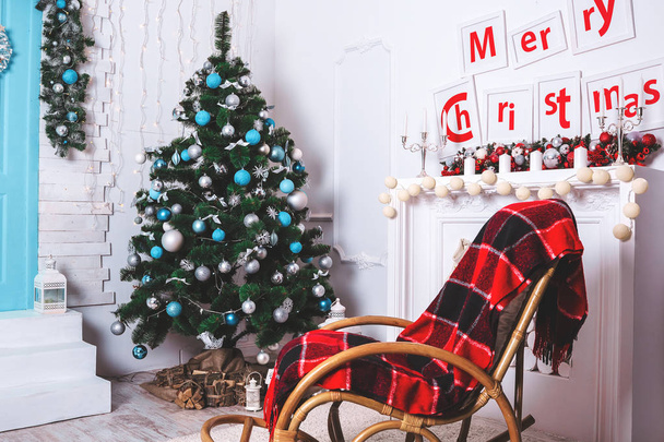 zdobené vánoční strom a houpací křeslo - Fotografie, Obrázek