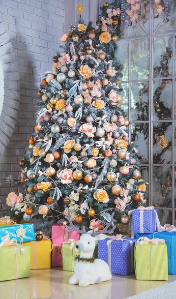 díszített karácsonyfa és becsomagolt ajándékok - Fotó, kép