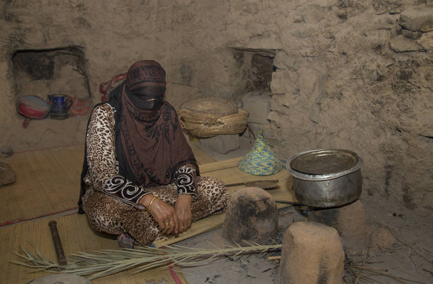 Omani senhora em sua cozinha
 - Foto, Imagem