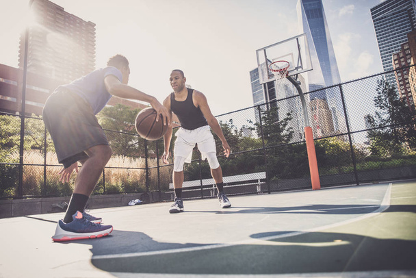 Basketball players training on court - Zdjęcie, obraz